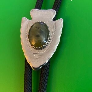Silver-like metal arrow head shaped bolo tie-Cool!!